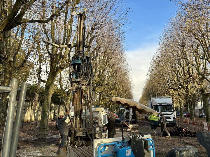 Installation de piézomètres permettant de mesurer le niveau d'eau et effectuer des prélèvements.